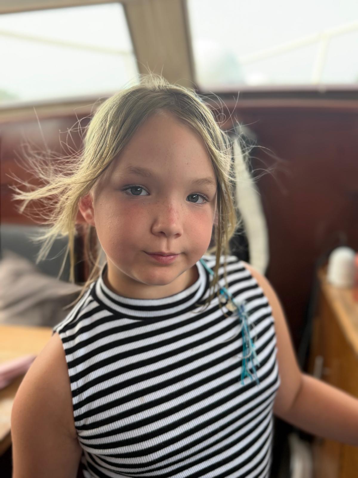 Daisy met wapperende haren in de boot